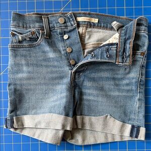 Levi’s Wedgie Short Size 27 Like New